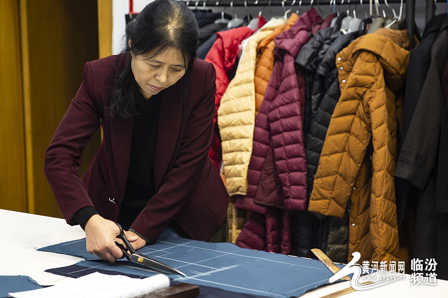 beat365平台上海企业走上国际秀场展文化自信非遗手工服饰火“出海”